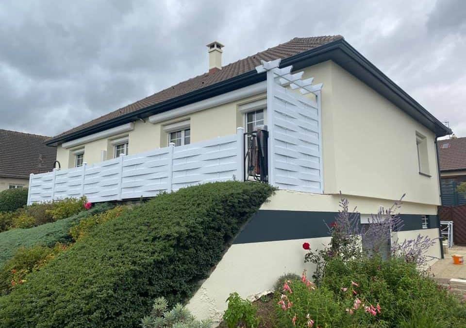 Ravalement avec frise murale peinte sur une maison à Verson (14) près de Caen